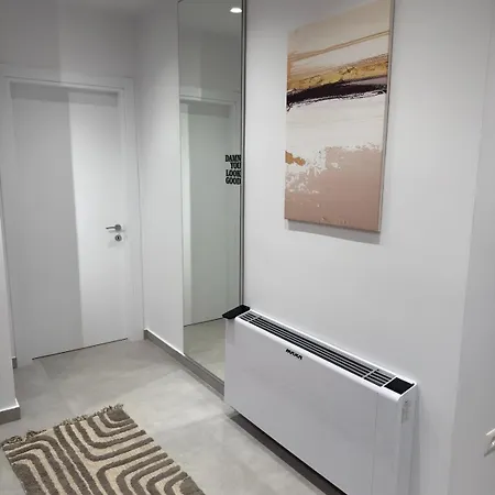 Solux - Perfect Location - Free Parking *