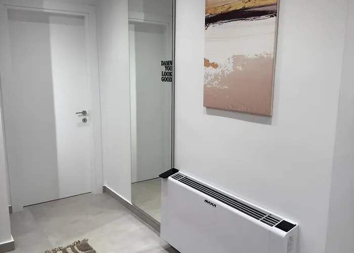 Solux - Perfect Location - Free Parking *